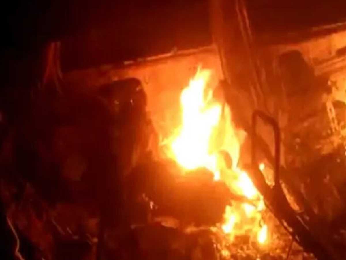 कार में आग लगने से दो युवकों की जिंदा जलने से मौत, एक घायल